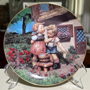 MI Hummel Plate Collection Little Companions # LR8950 ‘Squeaky Clean’.